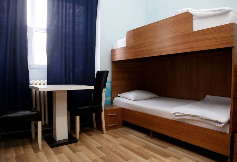 تختخواب در اتاق مشترک, Moon Hostel