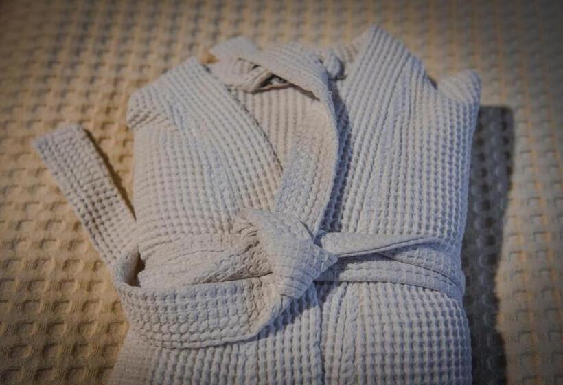 اتاق خانوادگی با چشم‌انداز باغ, Curovac View