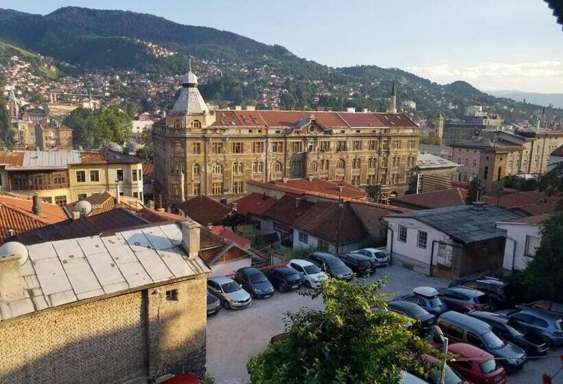 اتاق خانوادگی با چشم‌انداز باغ, Curovac View
