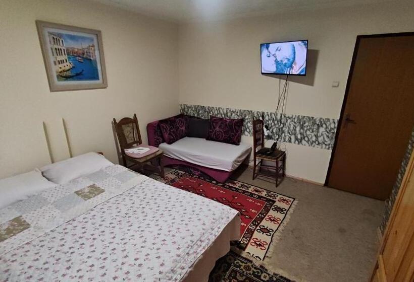 اتاق لوکس با چشم‌انداز شهر, Curovac View