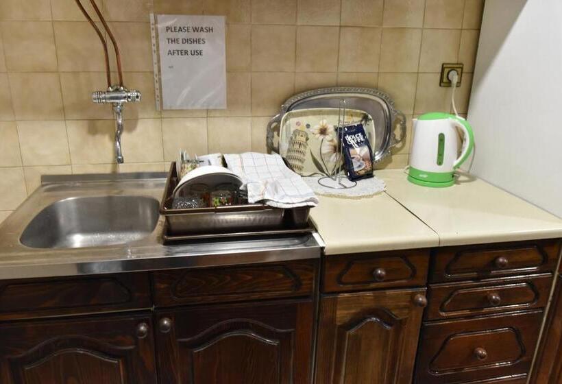 اتاق خانوادگی با چشم‌انداز باغ, Curovac View