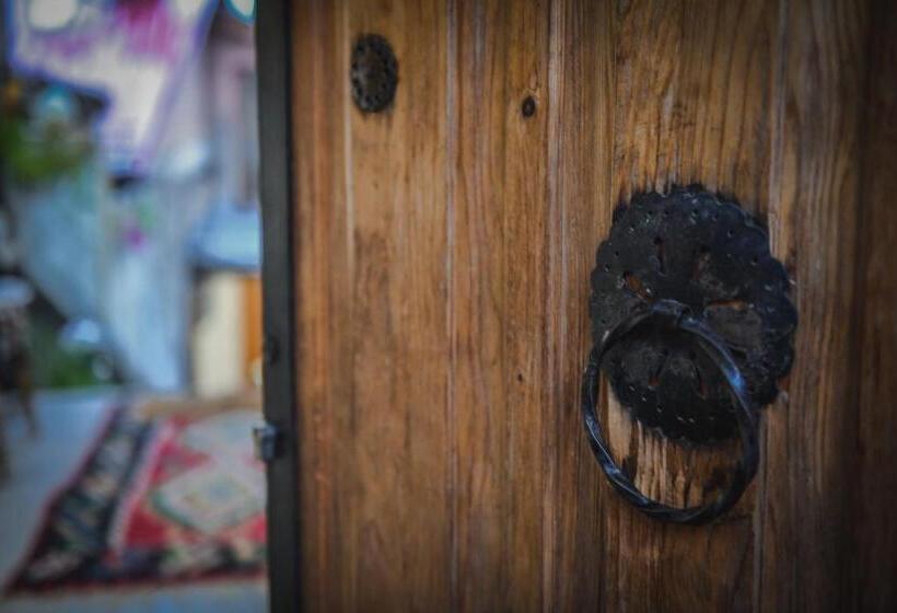 اتاق خانوادگی با چشم‌انداز باغ, Curovac View