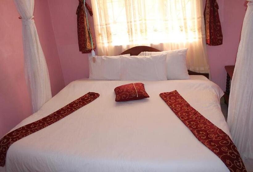 4 Bedroom House, Salient Guest House