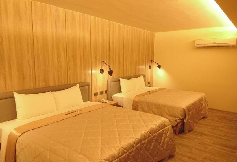 Superior Neljän Hengen Huone, Travel Port Motel