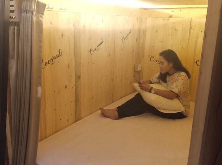 Vuode Makuusalissa, Coconut Hotel   Hostel