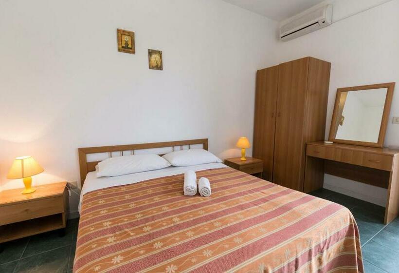 スタンダードルーム, Europa Rooms And Restaurant