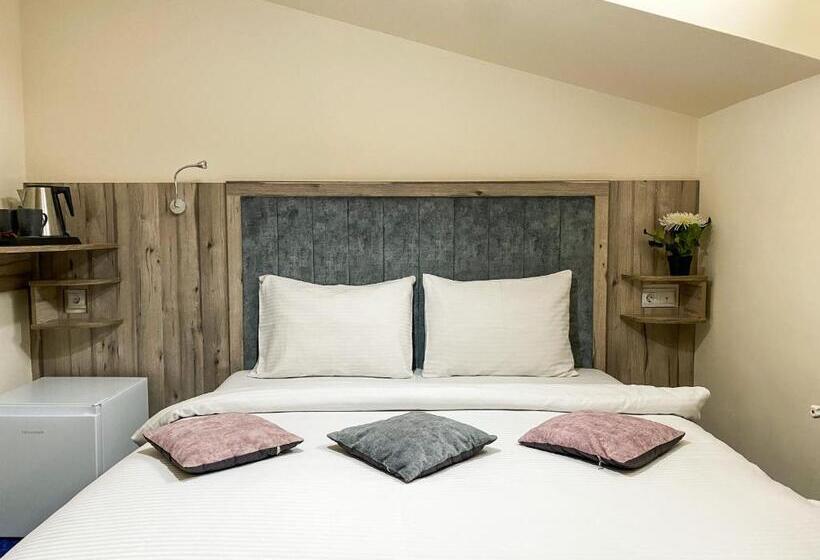 Superior Kamer, Alex