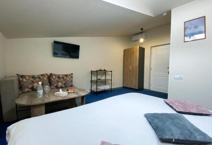 Superior Kamer, Alex