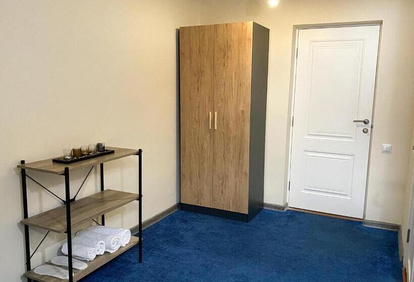 Superior Kamer, Alex