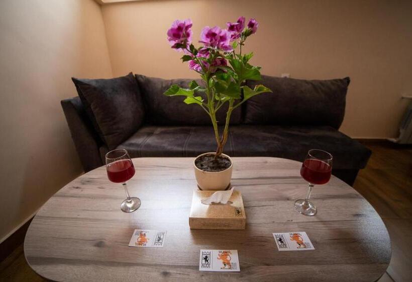 Superior Kamer, Alex