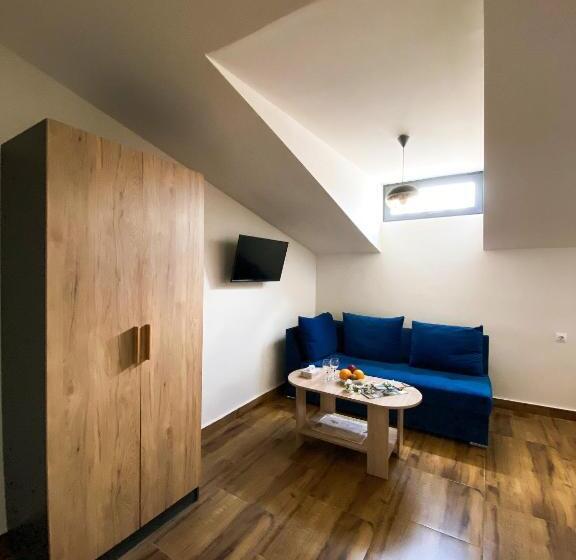 Superior Kamer, Alex