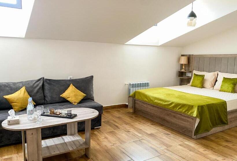 Superior Kamer, Alex