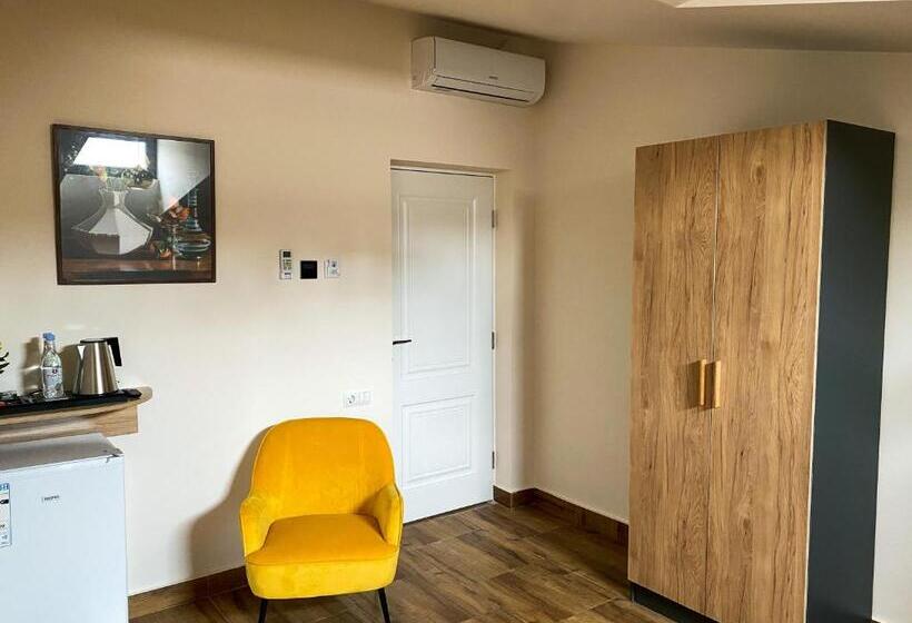 Superior Kamer, Alex