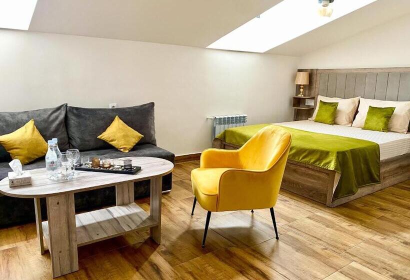 Superior Kamer, Alex