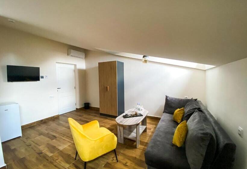 Superior Kamer, Alex