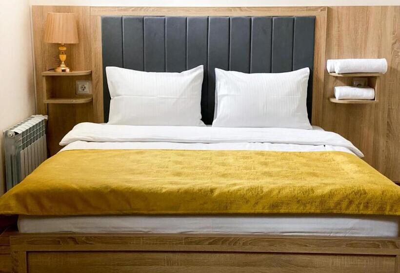 Superior Kamer, Alex