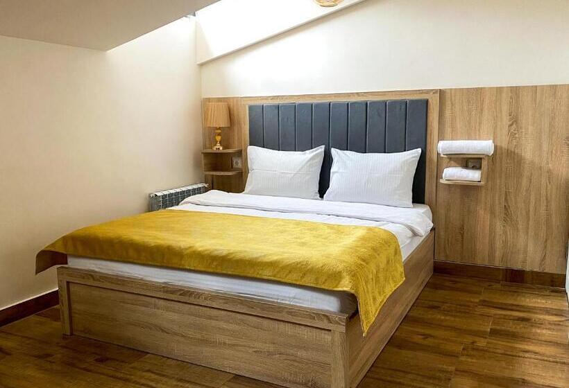 Superior Kamer, Alex