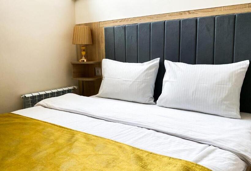 Superior Kamer, Alex