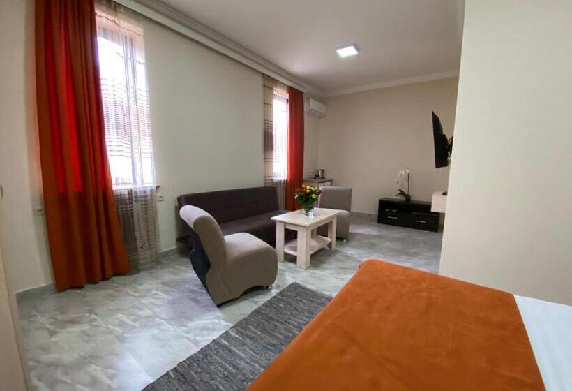 Superior Kamer, Alex