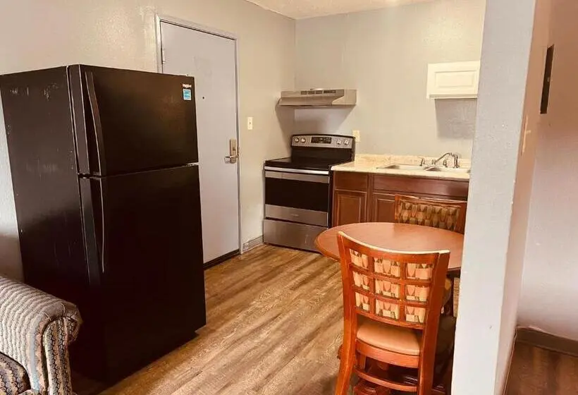 キングサイズベッドのスタンダードルーム, Palace Inn & Suites Newport News/jefferson Ave