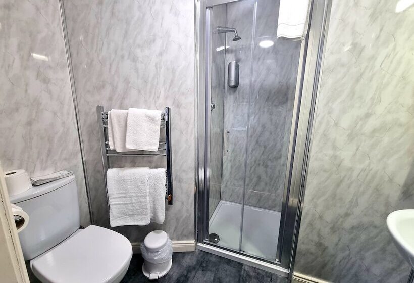 חדר משפחתי, The Climbers Inn