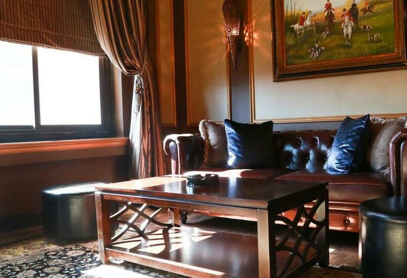 디럭스 스위트, The Detroit Club