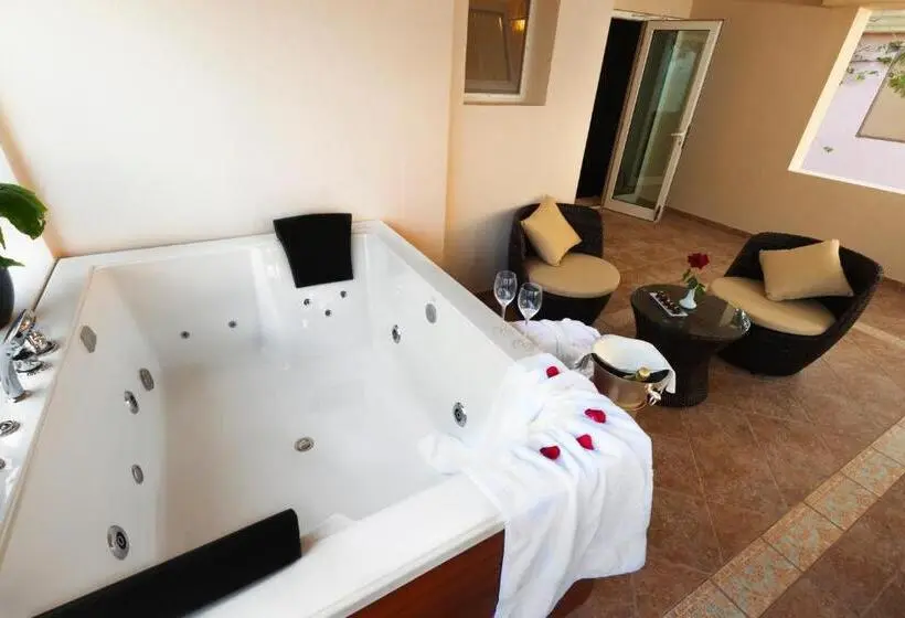 Deluxe Suite Sea View, Sunset Beach Resort Marina & Spa
