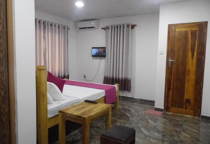 Номер Стандарт Вид на Озеро, Yonan River Face Safari Resort