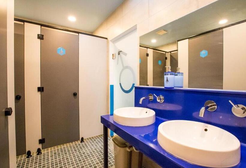 اتاق استاندارد چهارنفره با سرویس بهداشتی مشترک, Central Woods