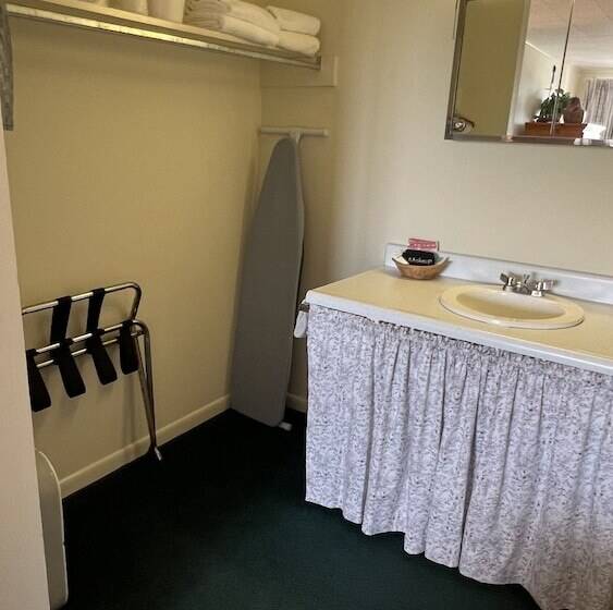 חדר משפחתי, High Tide Inn On The Ocean, Motel And Cottages