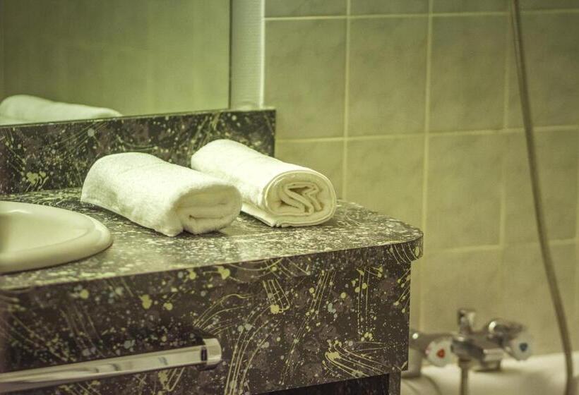 غرفة قياسية ثلاثية, Le Cesar