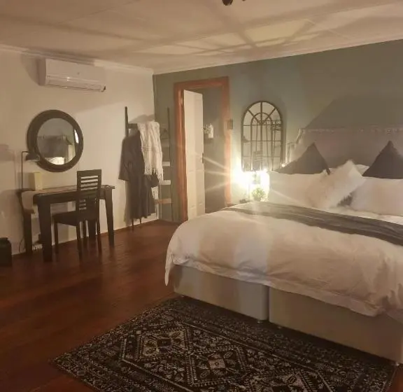 اتاق لوکس با تخت بزرگ, Meraki Country Manor