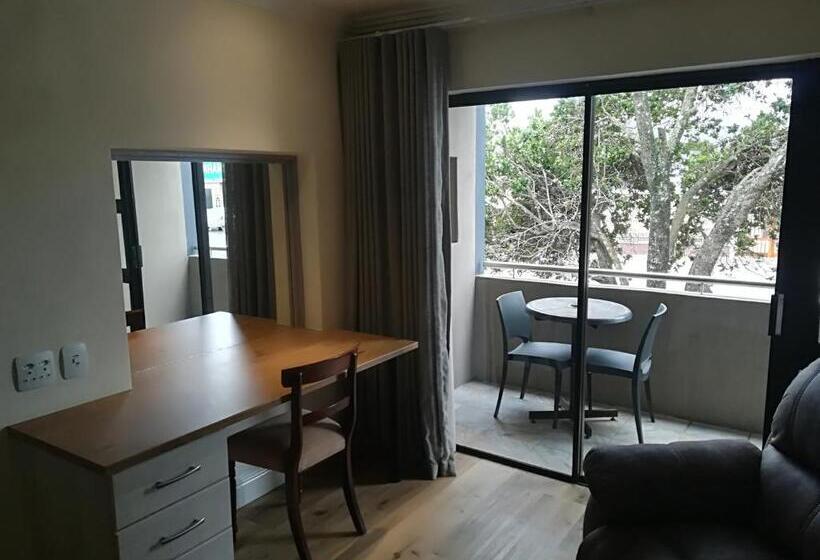 Номер Стандарт, Herms Restaurant & Boutique