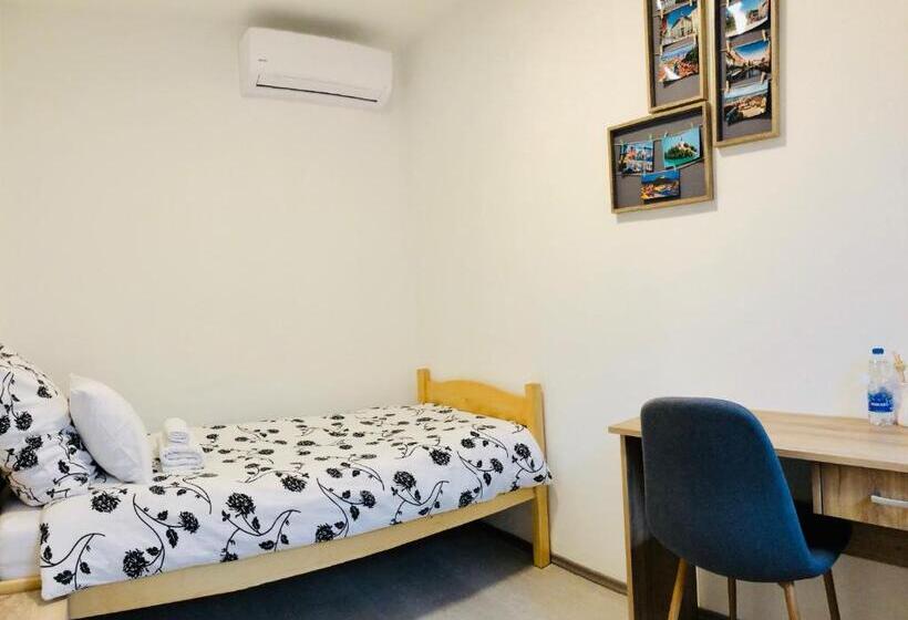اتاق یک نفره پایه با سرویس بهداشتی مشترک, Lina Rooms Hostel