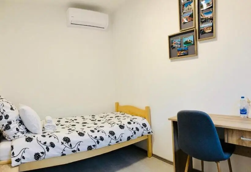 اتاق یک نفره پایه با سرویس بهداشتی مشترک, Lina Rooms Hostel