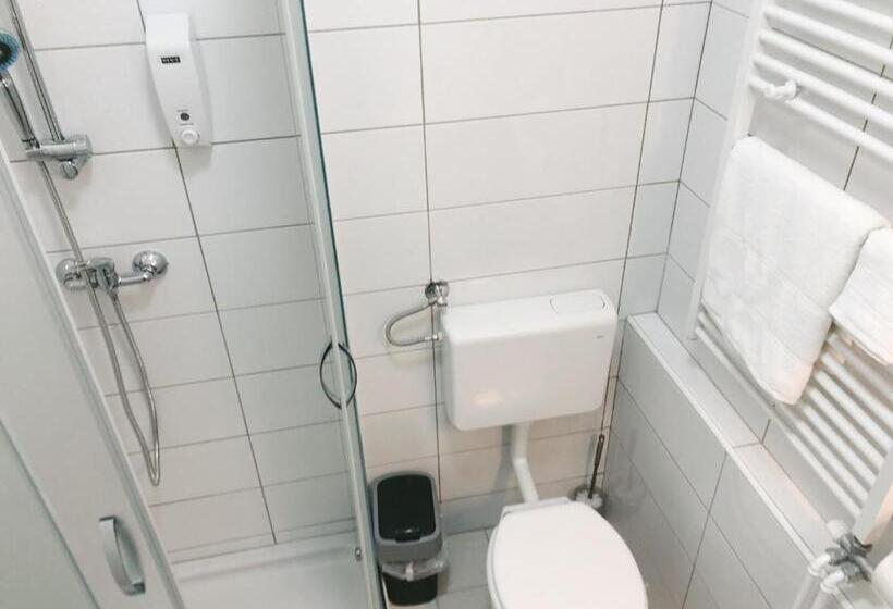 اتاق پایه با سرویس بهداشتی مشترک, Lina Rooms Hostel