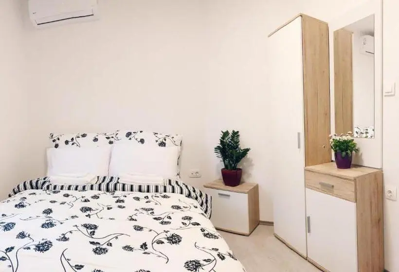 اتاق پایه با سرویس بهداشتی مشترک, Lina Rooms Hostel