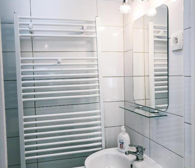 اتاق پایه با سرویس بهداشتی مشترک, Lina Rooms Hostel