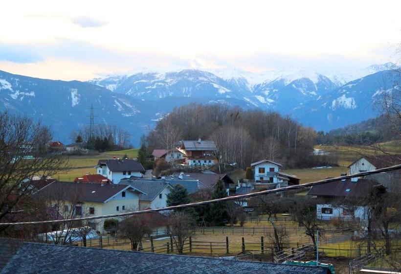 חדר משפחתי, Pension Kärnten