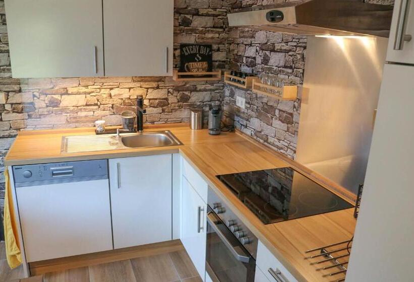 דירת שלושה חדרים, Pension Kärnten