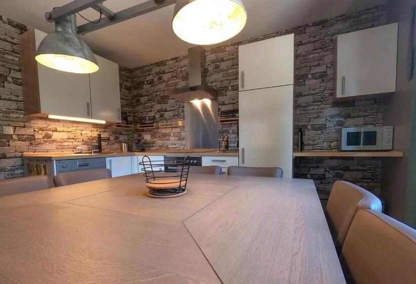 דירת שלושה חדרים, Pension Kärnten