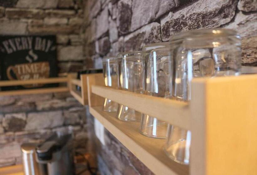 דירת שלושה חדרים, Pension Kärnten