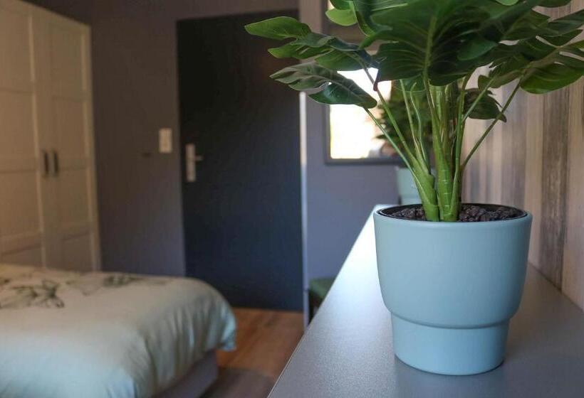 דירת שלושה חדרים, Pension Kärnten