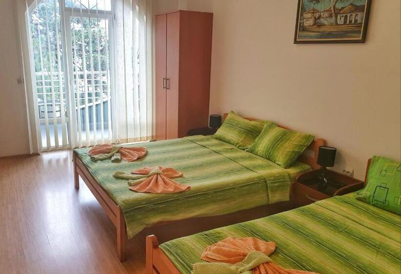 Standard Triple Room with Terrace, Guesthouse Sunny