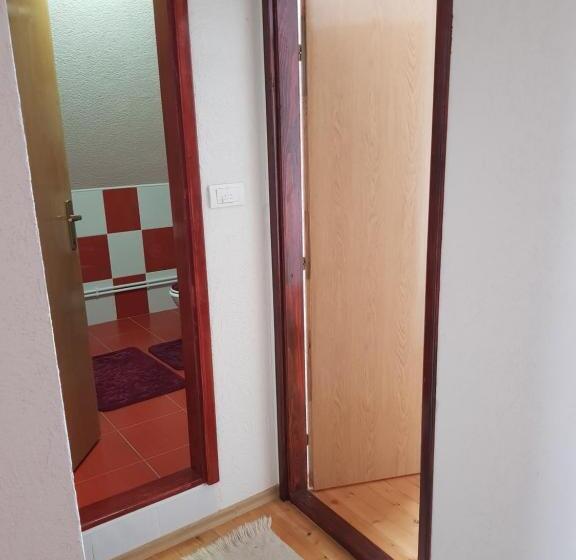 اتاق لوکس, Deluxe Studio & Rooms Zarubica