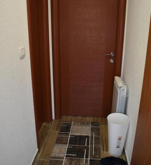 استودیوی لوکس, Deluxe Studio & Rooms Zarubica