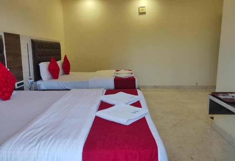 חדר לארבעה סטנדרטי עם מרפסת, Grand Ganesha