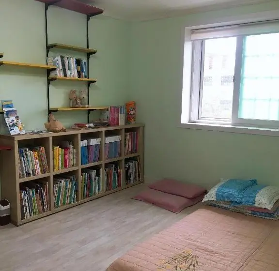 اتاق خانوادگی, Hago Guest House