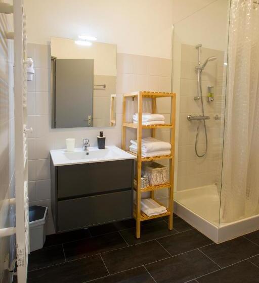 חדר קלאסי לשלושה, Chambres Chez Laurence