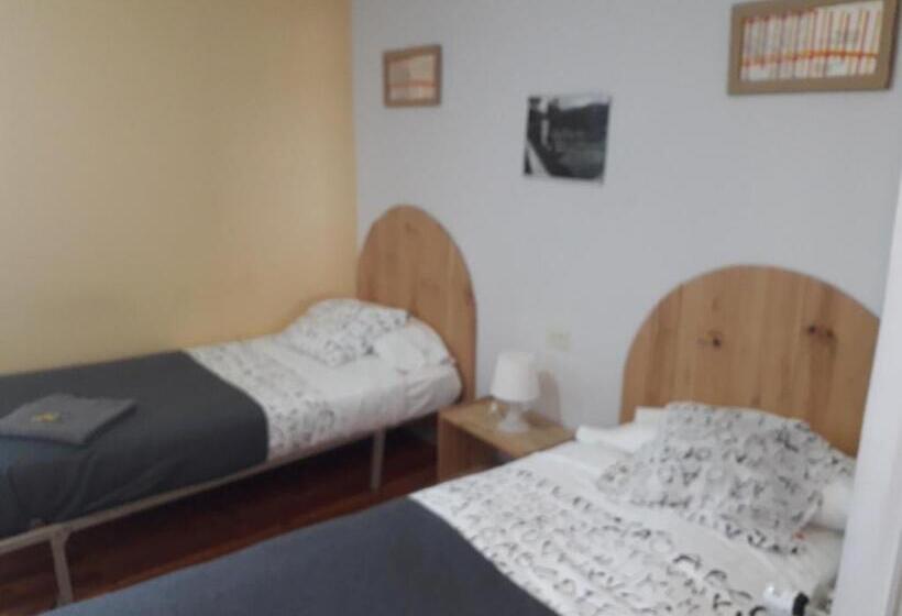 חדר סטנדרט לשלושה עם חדר אמבטיה משוף, Arrigorri Ostatu Jatetxea